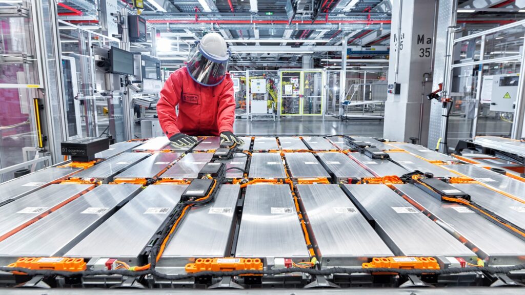 Vérification des batteries lors de la production d'Audi e-tron // Source : Audi Vérification des batteries lors de la production d'Audi e-tron // Source : Audi