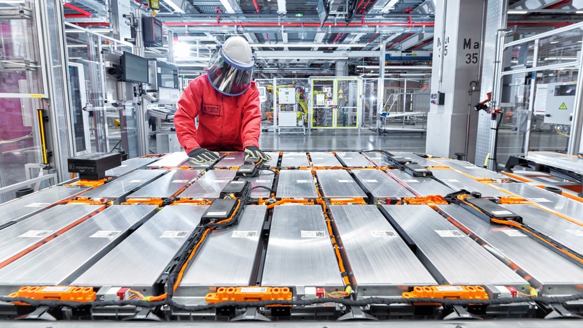 Vérification des batteries lors de la production d'Audi e-tron // Source : Audi Vérification des batteries lors de la production d'Audi e-tron // Source : Audi