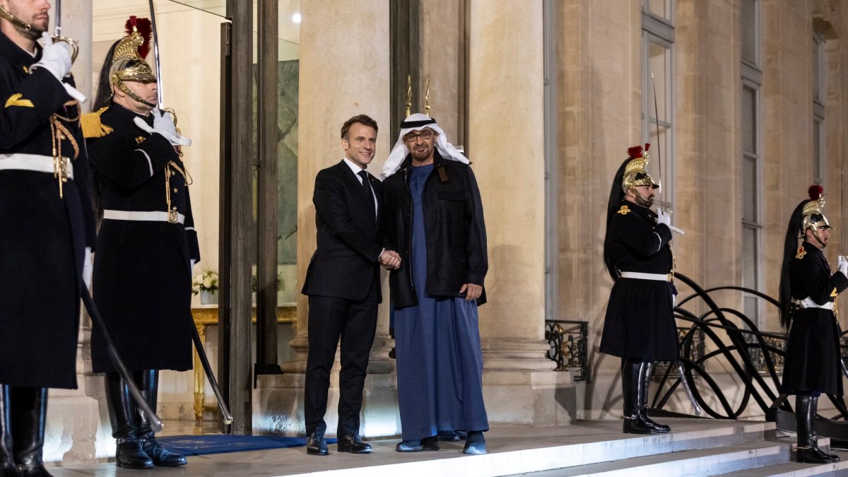 Emmanuel Macron et Mohammed ben Zayed Al-Nahyane, président des Émirats arabes unis, sur le parvis de l'Élysée // Source : Emmanuel Macron via X Emmanuel Macron et Mohammed ben Zayed Al-Nahyane, président des Émirats arabes unis, sur le parvis de l'Élysée // Source : Emmanuel Macron via X