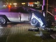 Accident idiot d'un Cybertruck en conduite autonome // Source : @MrChallinger sur X Accident idiot d'un Cybertruck en conduite autonome // Source : @MrChallinger sur X
