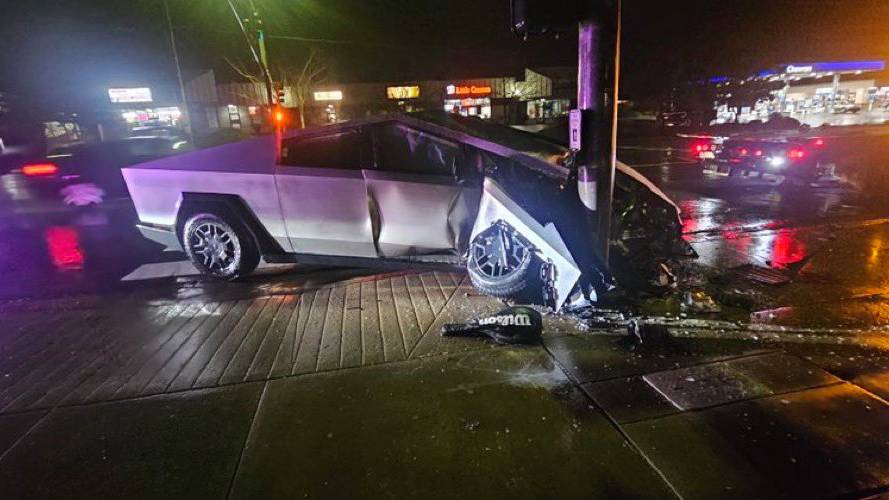 Accident idiot d'un Cybertruck en conduite autonome // Source : @MrChallinger sur X Accident idiot d'un Cybertruck en conduite autonome // Source : @MrChallinger sur X