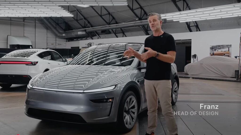 Un mystérieux véhicule est caché chez Tesla // Source : Tesla via YouTube Un mystérieux véhicule est caché chez Tesla // Source : Tesla via YouTube