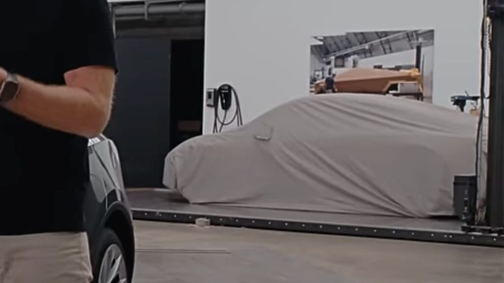 Un mystérieux véhicule est caché chez Tesla // Source : Tesla via YouTube Un mystérieux véhicule est caché chez Tesla // Source : Tesla via YouTube