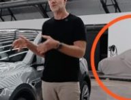Un mystérieux véhicule est caché chez Tesla // Source : Tesla via YouTube Un mystérieux véhicule est caché chez Tesla // Source : Tesla via YouTube