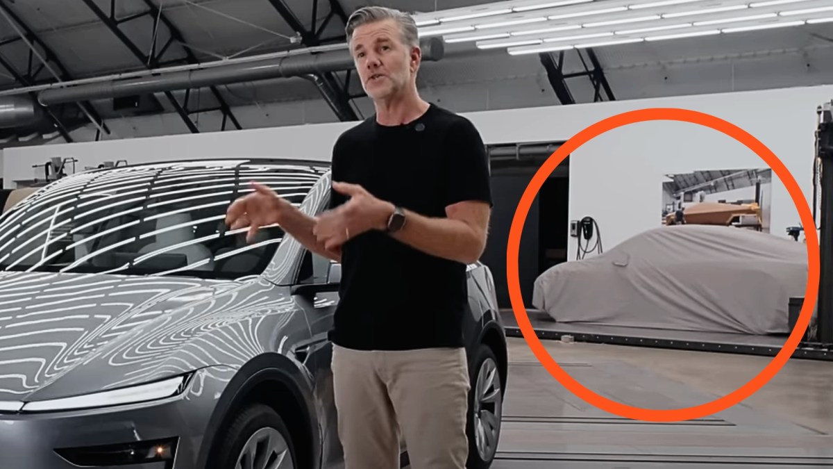 Un mystérieux véhicule est caché chez Tesla // Source : Tesla via YouTube Un mystérieux véhicule est caché chez Tesla // Source : Tesla via YouTube