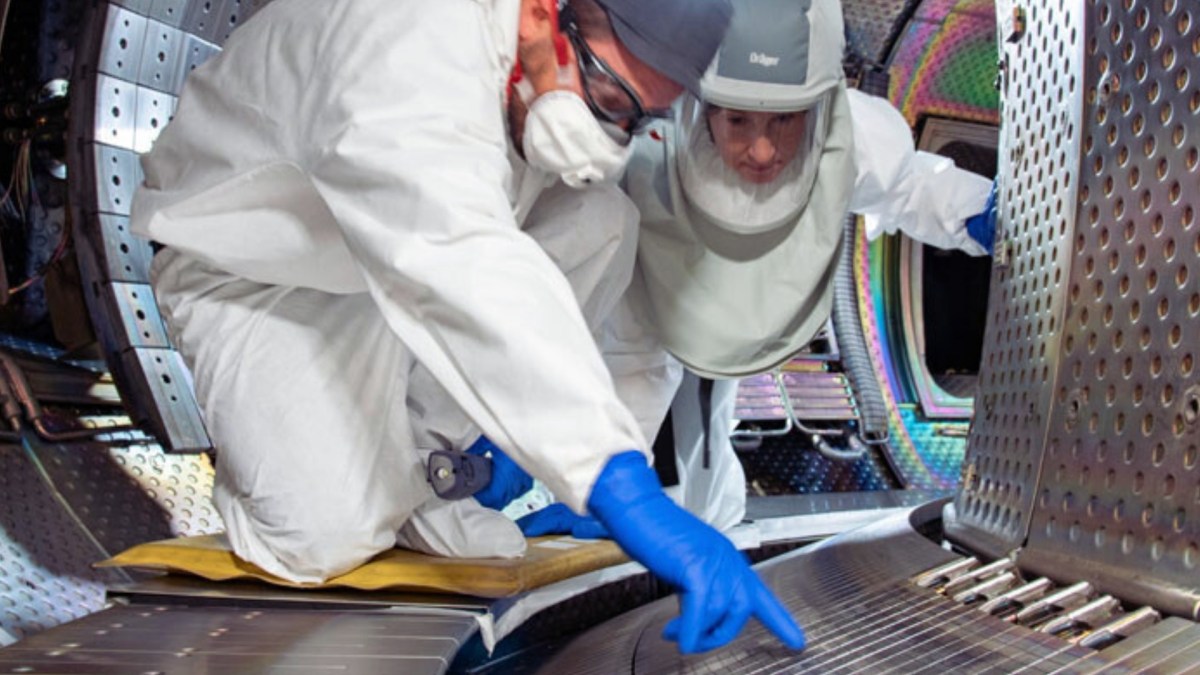 Inspection des composants face au plasma en tungstène dans le tokamak West du CEA. // Source : CEA/C.Roux Inspection des composants face au plasma en tungstène dans le tokamak West du CEA. // Source : CEA/C.Roux