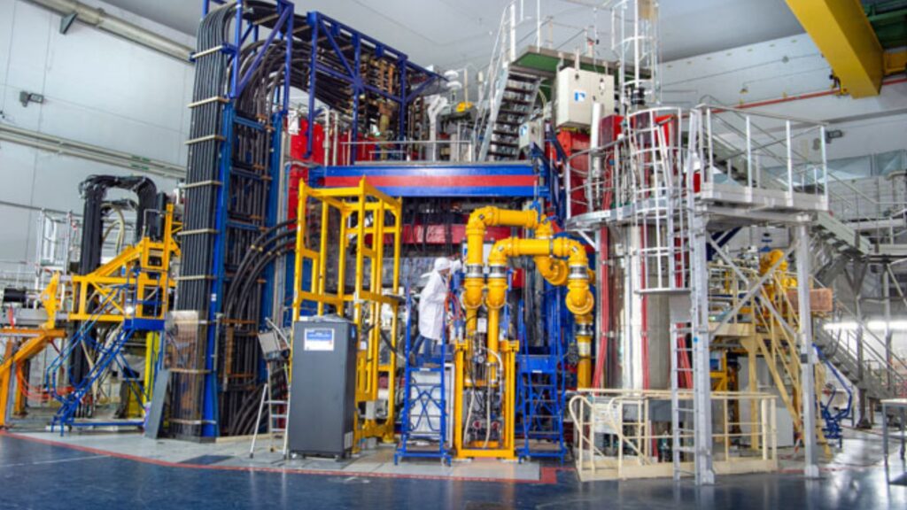 Vue du tokamak WEST du CEA prise dans le hall tore. // Source : L. Godart/CEA Vue du tokamak WEST du CEA prise dans le hall tore. // Source : L. Godart/CEA