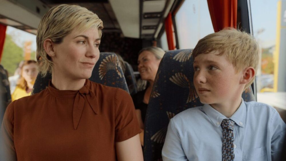 Jodie Whittaker (à gauche) dans Toxic Town // Source : Netflix Jodie Whittaker (à gauche) dans Toxic Town // Source : Netflix