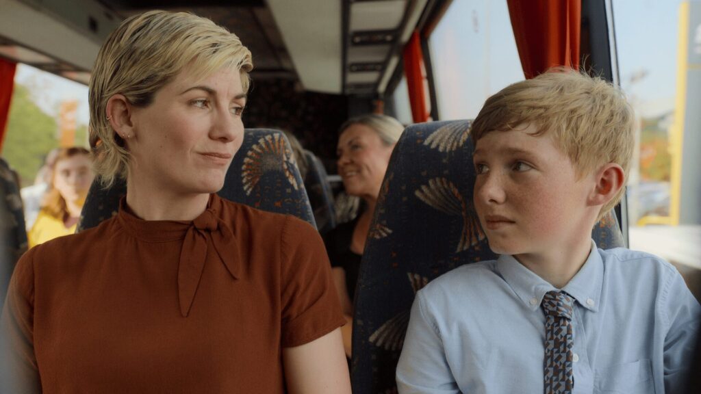 Jodie Whittaker (à gauche) dans Toxic Town // Source : Netflix Jodie Whittaker (à gauche) dans Toxic Town // Source : Netflix
