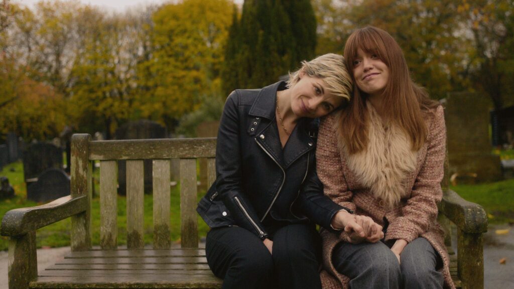 Jodie Whittaker (Susan McIntyre) et Aimee Lou Wood (Tracey Taylor) dans Toxic Town // Source : Netflix Jodie Whittaker (Susan McIntyre) et Aimee Lou Wood (Tracey Taylor) dans Toxic Town // Source : Netflix