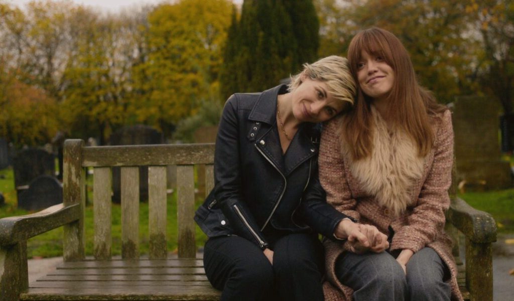 Jodie Whittaker (Susan McIntyre) et Aimee Lou Wood (Tracey Taylor) dans Toxic Town // Source : Netflix Jodie Whittaker (Susan McIntyre) et Aimee Lou Wood (Tracey Taylor) dans Toxic Town // Source : Netflix