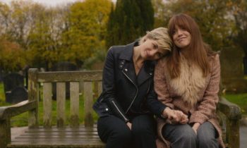 Jodie Whittaker (Susan McIntyre) et Aimee Lou Wood (Tracey Taylor) dans Toxic Town // Source : Netflix Jodie Whittaker (Susan McIntyre) et Aimee Lou Wood (Tracey Taylor) dans Toxic Town // Source : Netflix