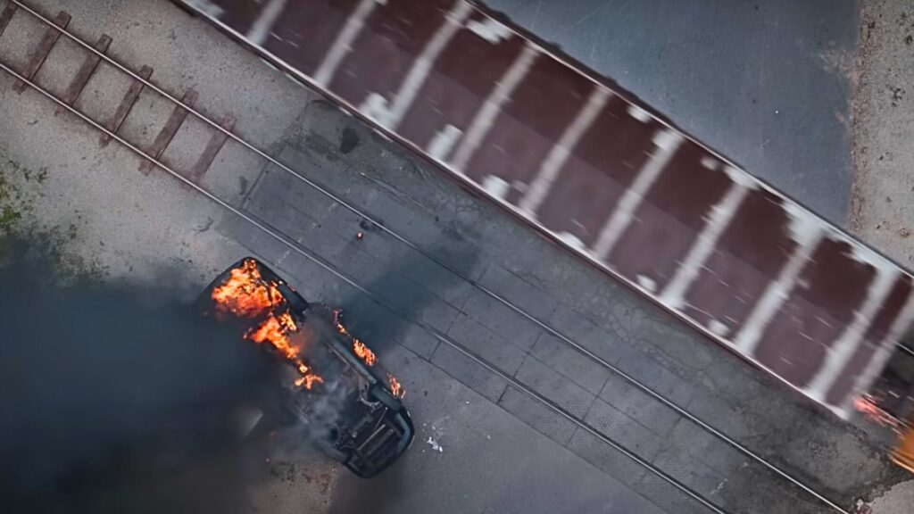 Une voiture est percutée par un train. // Source : Netflix Une voiture est percutée par un train. // Source : Netflix