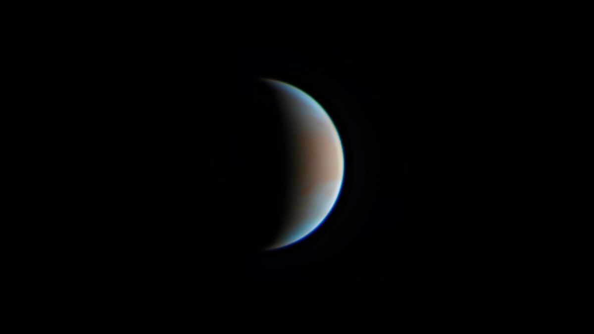 Vénus, le 4 février, en mince croissant. // Source : Flickr/CC/Michael Karrer (photo recadrée) Vénus, le 4 février, en mince croissant. // Source : Flickr/CC/Michael Karrer (photo recadrée)