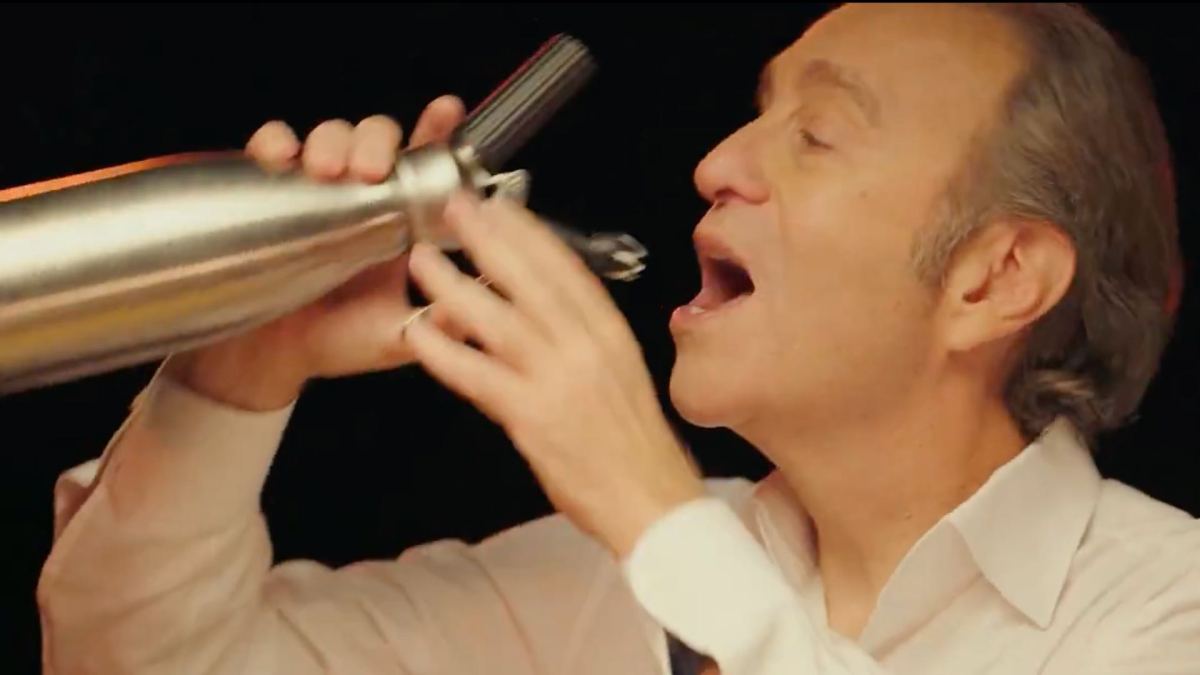 Xavier Niel dans Hot Ones. // Source : Canal+ Xavier Niel dans Hot Ones. // Source : Canal+