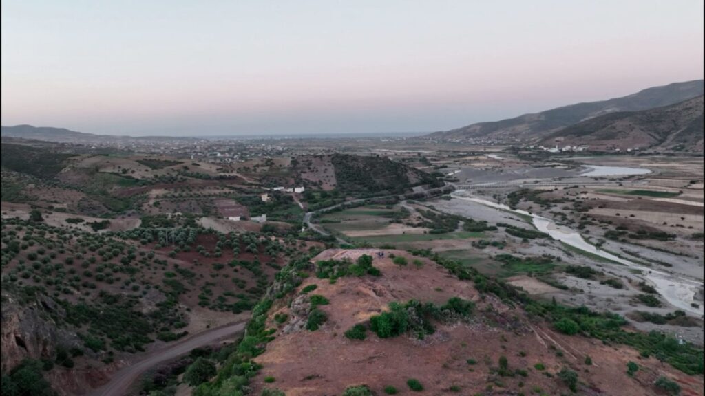 Vue de Kach Kouch et de l'estuaire d'Oued Laou, en regardant vers l'est // Source : H. Bénattia. Vue de Kach Kouch et de l'estuaire d'Oued Laou, en regardant vers l'est // Source : H. Bénattia.