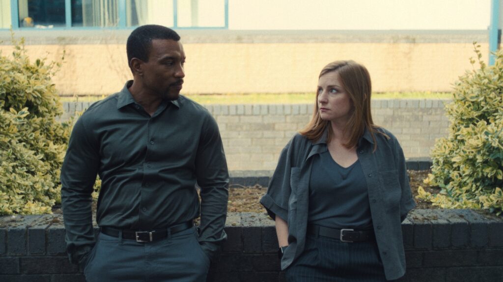 Ashely Walters et Faye Marsay dans Adolescence // Source : Netflix Ashely Walters et Faye Marsay dans Adolescence // Source : Netflix