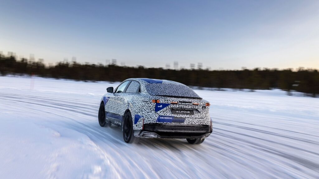 L'Alpine A390 (2025) pendant ses tests hivernaux // Source : Alpine L'Alpine A390 (2025) pendant ses tests hivernaux // Source : Alpine