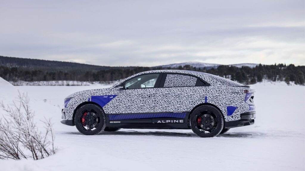 L'Alpine A390 (2025) pendant ses tests hivernaux // Source : Alpine L'Alpine A390 (2025) pendant ses tests hivernaux // Source : Alpine