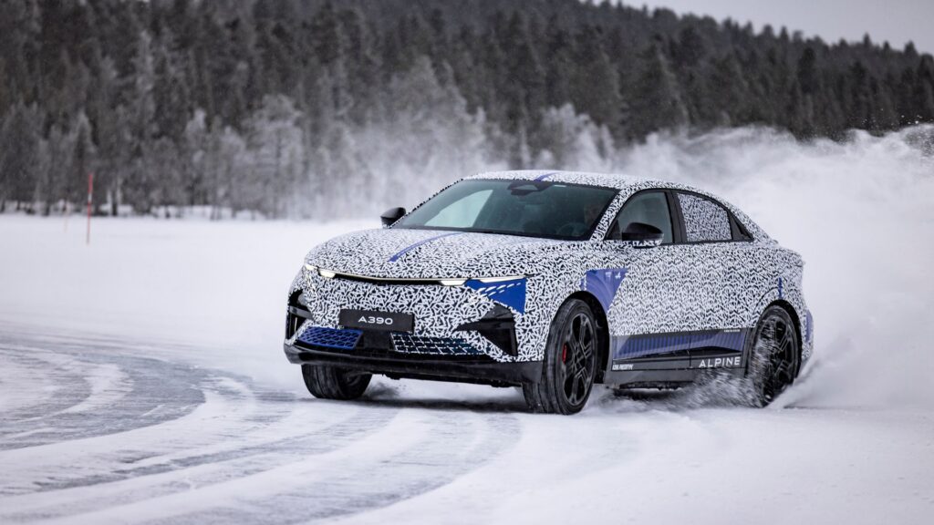 L'Alpine A390 (2025) pendant ses tests hivernaux // Source : Alpine L'Alpine A390 (2025) pendant ses tests hivernaux // Source : Alpine