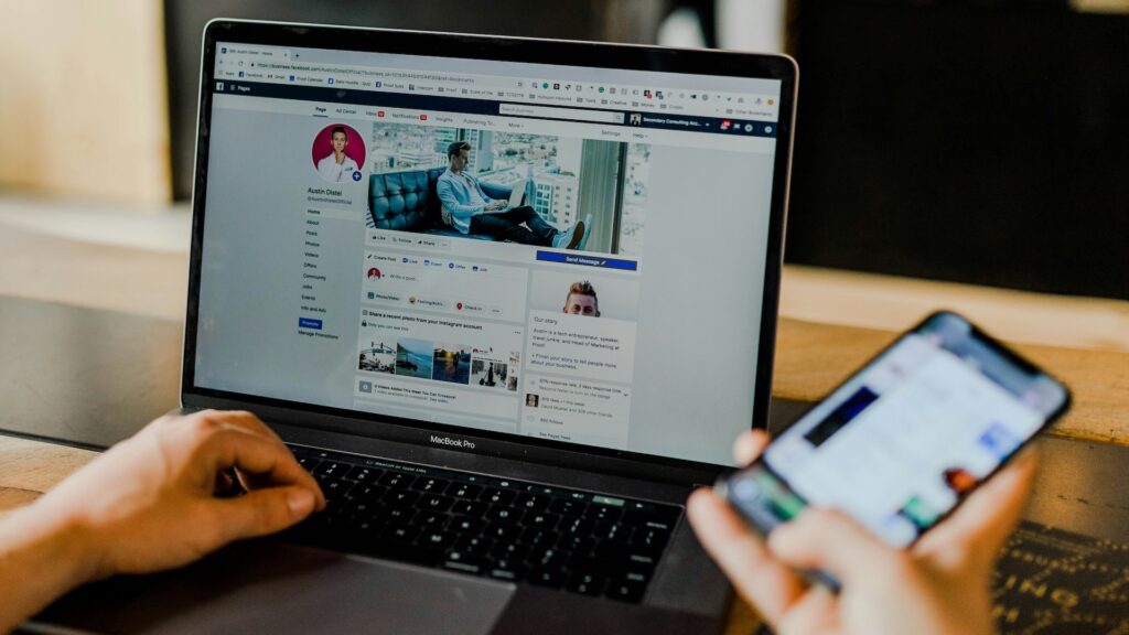 Sur les réseaux sociaux, mais pas uniquement, mieux vaut éviter au maximum de divulguer des informations personnelles // Source : Austin Distel via Unsplash Sur les réseaux sociaux, mais pas uniquement, mieux vaut éviter au maximum de divulguer des informations personnelles // Source : Austin Distel via Unsplash