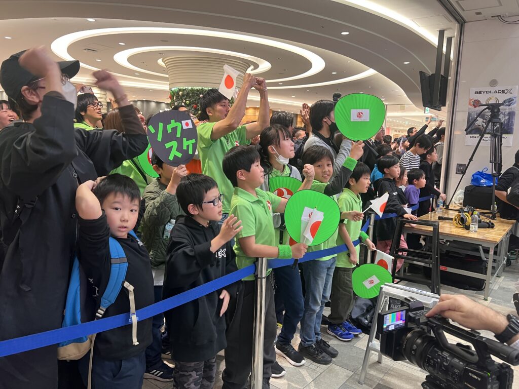 Les fans en délire au Japon // Source : Benjamin Bruel pour Numerama Les fans en délire au Japon // Source : Benjamin Bruel pour Numerama
