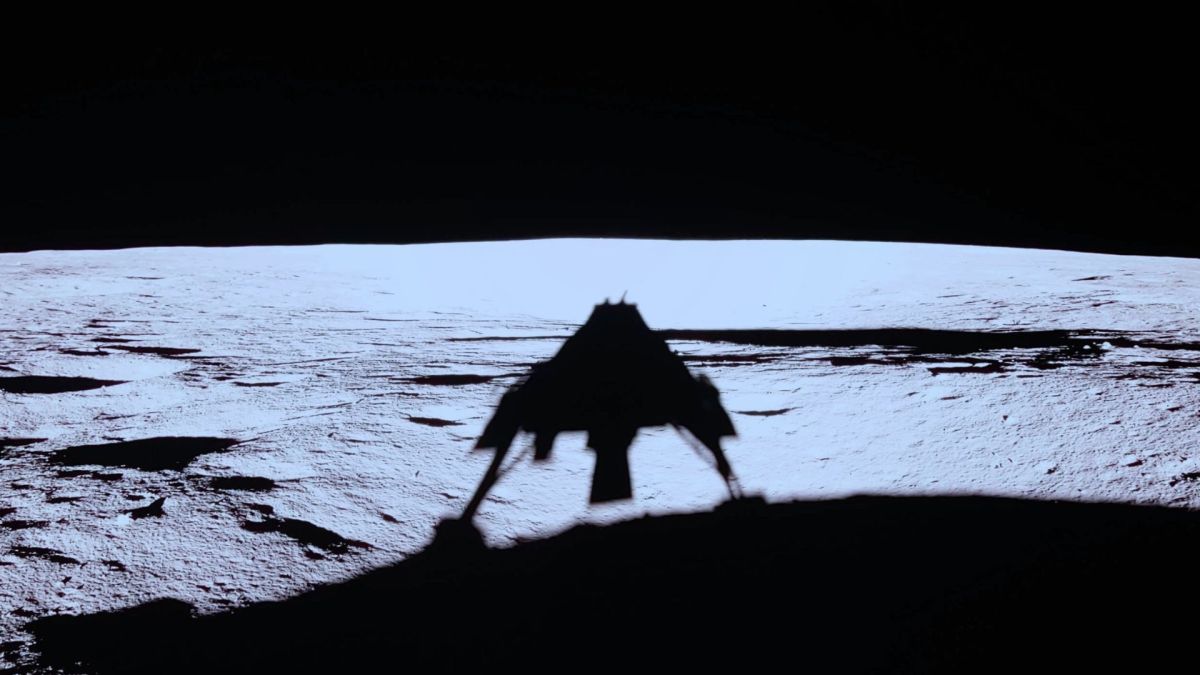 L'ombre de Blue Ghost sur la Lune. // Source : Via X @Firefly_Space (photo recadrée)