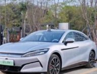 La BYD Han L recharge sur une borne ultra-rapide // Source : BYD La BYD Han L recharge sur une borne ultra-rapide // Source : BYD