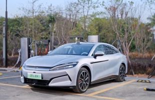 La BYD Han L recharge sur une borne ultra-rapide // Source : BYD La BYD Han L recharge sur une borne ultra-rapide // Source : BYD