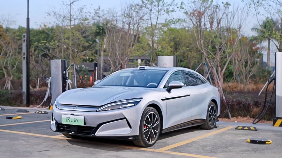 La BYD Han L recharge sur une borne ultra-rapide // Source : BYD La BYD Han L recharge sur une borne ultra-rapide // Source : BYD