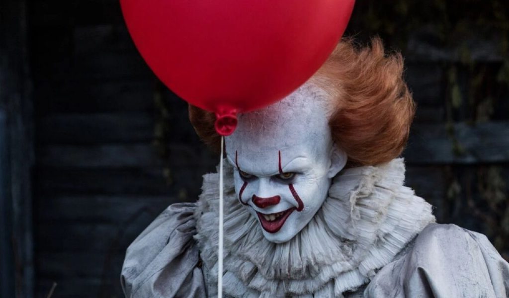 Bill Skarsgård dans le rôle de Grippe-Sou dans Ça // Source : Warner Bros / Brooke Palmer Bill Skarsgård dans le rôle de Grippe-Sou dans Ça // Source : Warner Bros / Brooke Palmer
