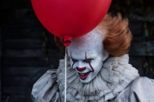 Bill Skarsgård dans le rôle de Grippe-Sou dans Ça // Source : Warner Bros / Brooke Palmer Bill Skarsgård dans le rôle de Grippe-Sou dans Ça // Source : Warner Bros / Brooke Palmer