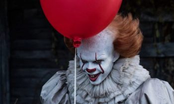Bill Skarsgård dans le rôle de Grippe-Sou dans Ça // Source : Warner Bros / Brooke Palmer Bill Skarsgård dans le rôle de Grippe-Sou dans Ça // Source : Warner Bros / Brooke Palmer