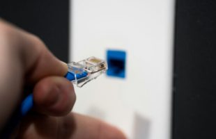 Câble ethernet RJ45 // Source : 2H Media / Unsplash Câble ethernet RJ45 // Source : 2H Media / Unsplash