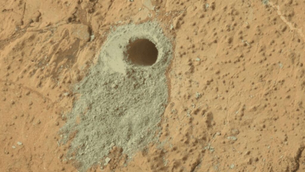 Forage de l'échantillon de Cumberland en 2013. // Source : NASA/JPL-Caltech/MSSS Forage de l'échantillon de Cumberland en 2013. // Source : NASA/JPL-Caltech/MSSS