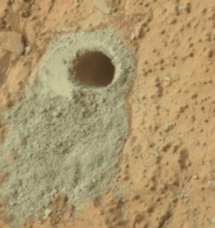 Forage de l'échantillon de Cumberland en 2013. // Source : NASA/JPL-Caltech/MSSS
