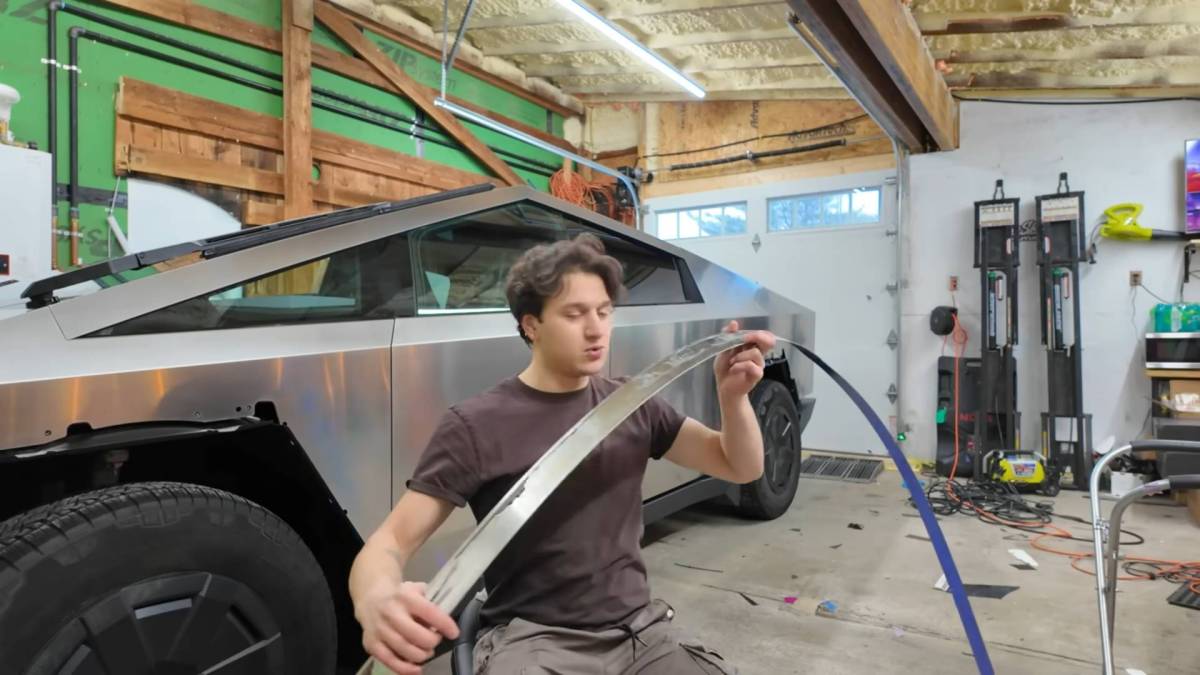 Cette pièce du Cybertruck est suceptible de se détacher en roulant // Source : Extrait vidéo Reid Tomasko Cette pièce du Cybertruck est suceptible de se détacher en roulant // Source : Extrait vidéo Reid Tomasko