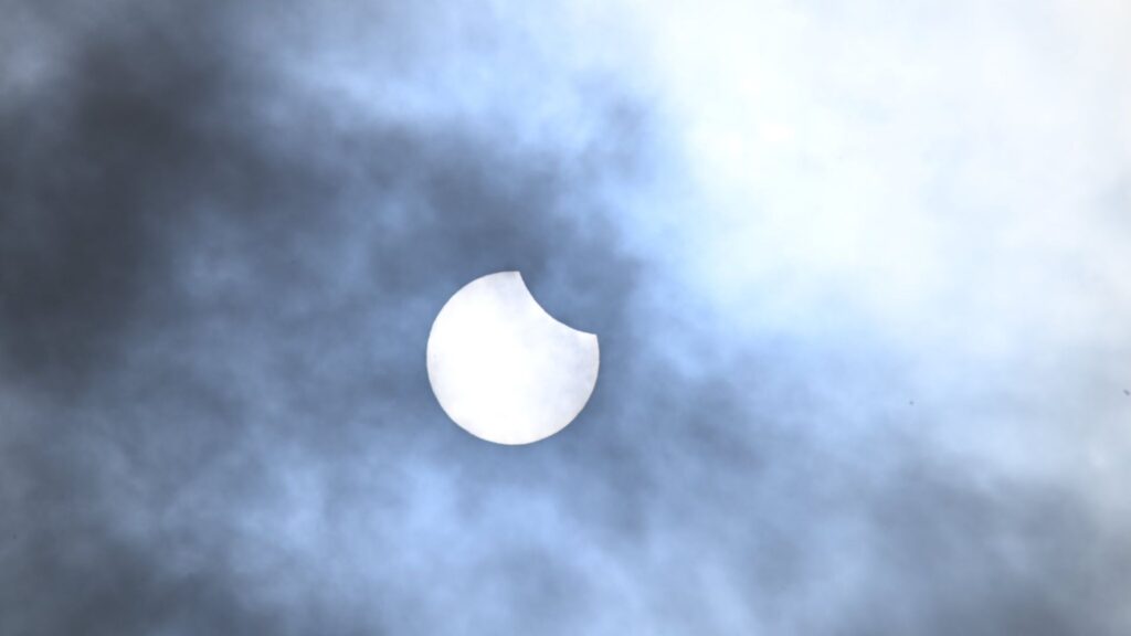 L'éclipse partielle vue depuis Pau. // Source : Via X @@Meteo_Pyrenees (photo recadrée)