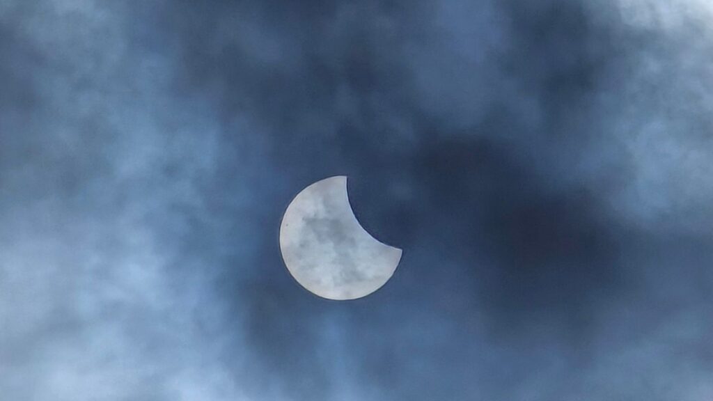 Le Soleil éclipsé, vu depuis le Royaume-Uni. // Source : Via X @Glastomichelle (photo recadrée)