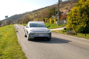 Au volant, le nouveau Model Y offre un comportement vif et sain pour un SUV // Source : Alfred Tertrais pour Numerama Au volant, le nouveau Model Y offre un comportement vif et sain pour un SUV // Source : Alfred Tertrais pour Numerama