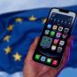 Un iPhone 16e devant un drapeau de l'Union européenne. // Source : Numerama
