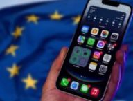 Un iPhone 16e devant un drapeau de l'Union européenne. // Source : Numerama Un iPhone 16e devant un drapeau de l'Union européenne. // Source : Numerama