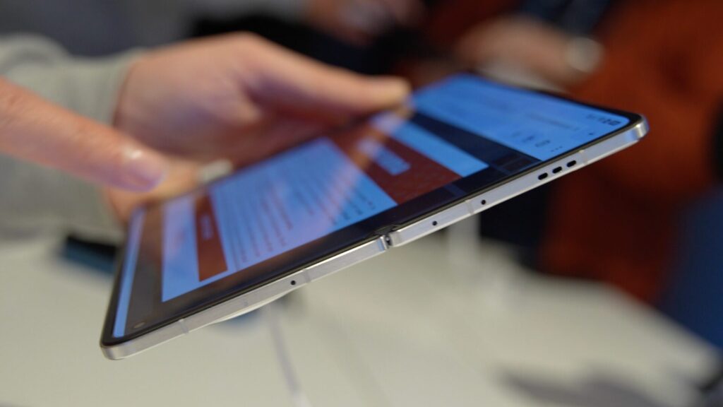 Le Oppo Find N5 est extrêmement fin. Le Oppo Find N5 est extrêmement fin.