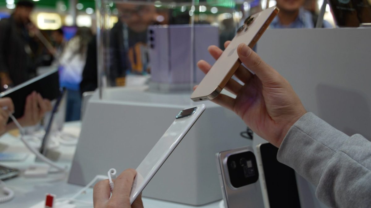 À côté du Tecno Spark Slim, l'iPhone 16 Pro Max a l'air énorme. // Source : Numerama À côté du Tecno Spark Slim, l'iPhone 16 Pro Max a l'air énorme. // Source : Numerama