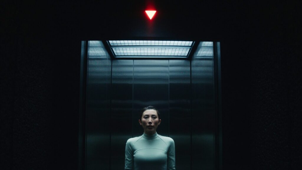 Gemma dans l'ascenseur maudit. Gemma dans l'ascenseur maudit.