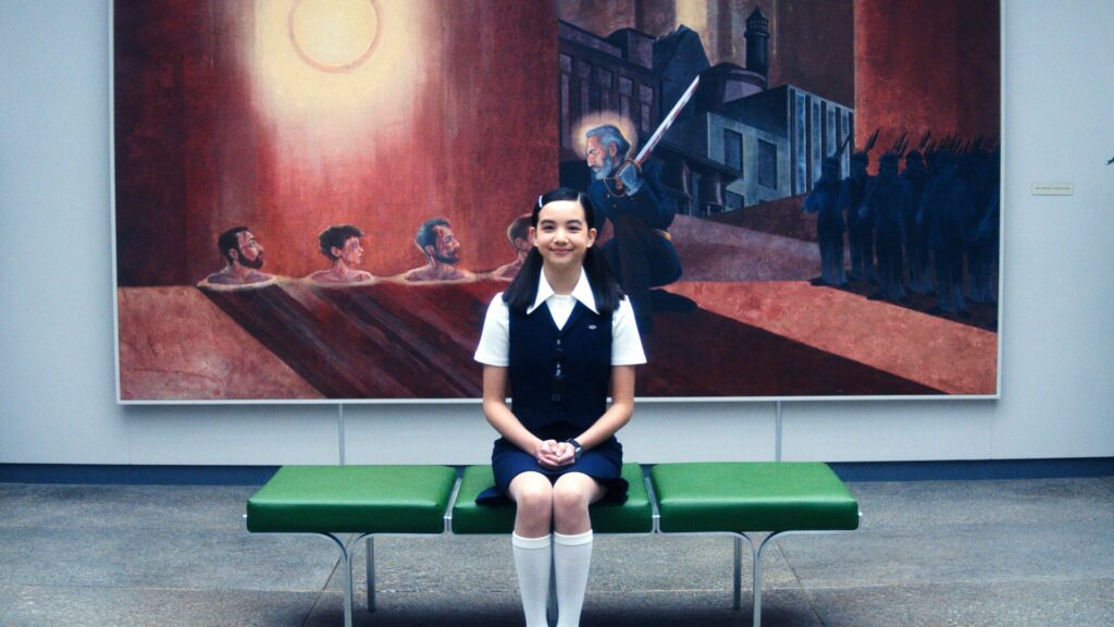 Miss Huang, l'un des personnages atypiques de Severance. // Source : Apple TV+ Miss Huang, l'un des personnages atypiques de Severance. // Source : Apple TV+