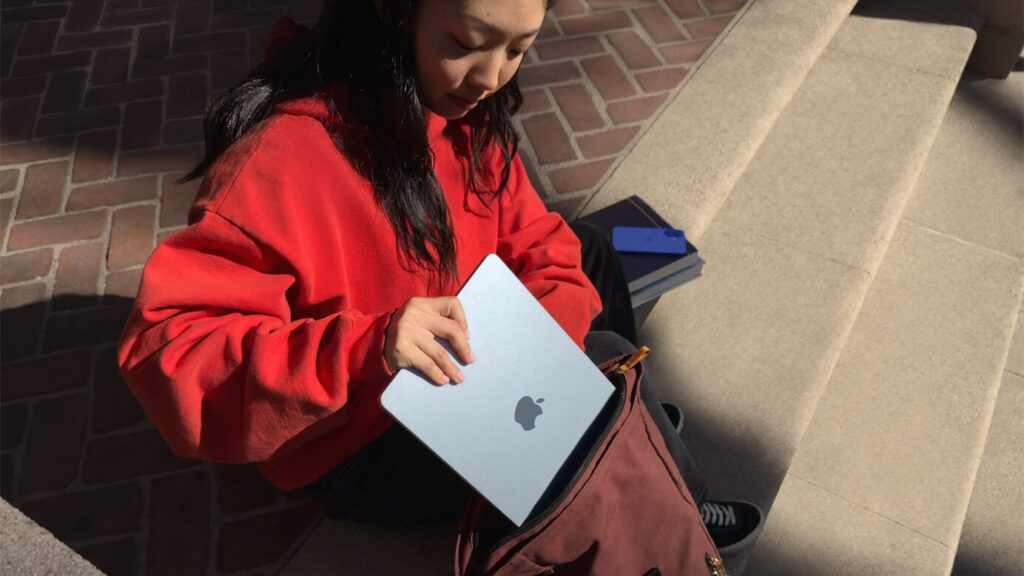 Le MacBook Air M4 en bleu. Le MacBook Air M4 en bleu.