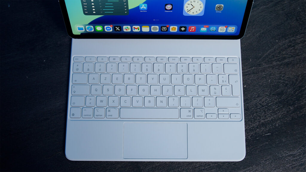 Le nouveau clavier de l'iPad Air M3 est en plastique et introduit la nouvelle touche Mute. // Source : Nino Barbey / Numerama Le nouveau clavier de l'iPad Air M3 est en plastique et introduit la nouvelle touche Mute. // Source : Nino Barbey / Numerama