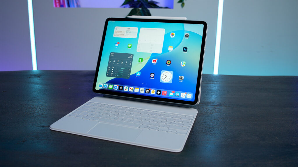 LiPad Air M3 avec la clavier Magic Keyboard. Il s'agit de la version 12 pouces ici. // Source : Nino Barbey / Numerama LiPad Air M3 avec la clavier Magic Keyboard. Il s'agit de la version 12 pouces ici. // Source : Nino Barbey / Numerama