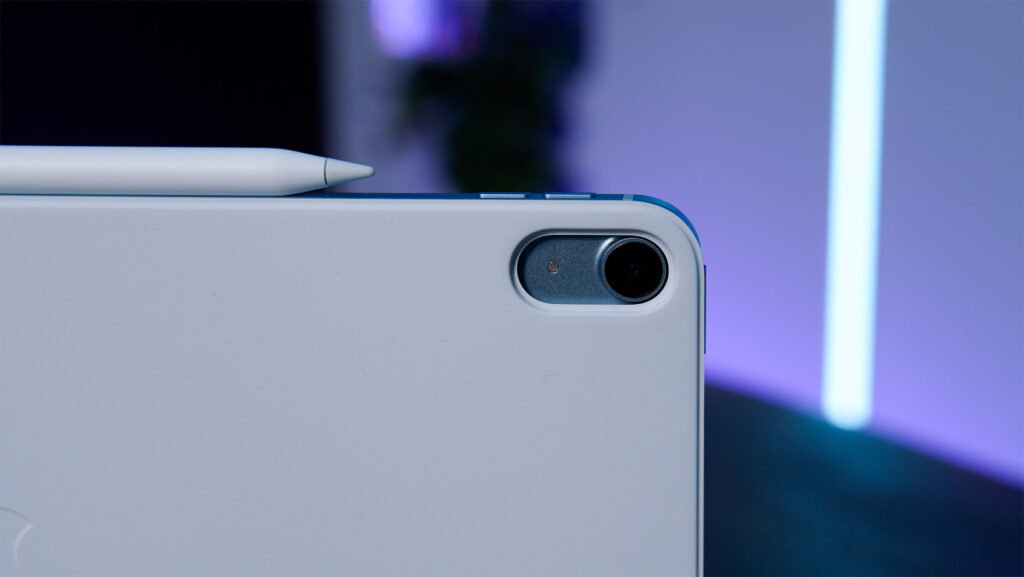 Le Magic Keyboard de l'iPad Air M3 n'a qu'un petit trou pour l'appareil photo. // Source : Nino Barbey / Numerama Le Magic Keyboard de l'iPad Air M3 n'a qu'un petit trou pour l'appareil photo. // Source : Nino Barbey / Numerama